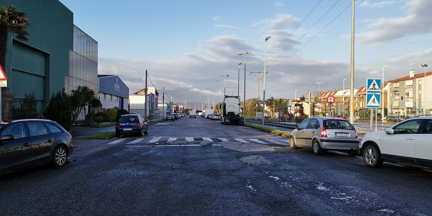 Reinosa amaneció nevando y en Liébana no se esperaban que la nevada fuera a ser tan copiosa como la registrada hoy. Hasta han visto nevar tímidamente en Torrelavega. En localidades costeras ha granizado en algunos momentos de la mañana y en toda la región está haciendo mucho frío. El mal tiempo se ha aliado con el endurecimiento de las medidas de confinamiento. Muy poca gente está saliendo a la calle este lunes. Las obras han parado y las fábricas han comenzado a preparar su completa paralización. La vida, ahora sí, continúa dentro de las casas en esta tercera semana del estado de alarma.