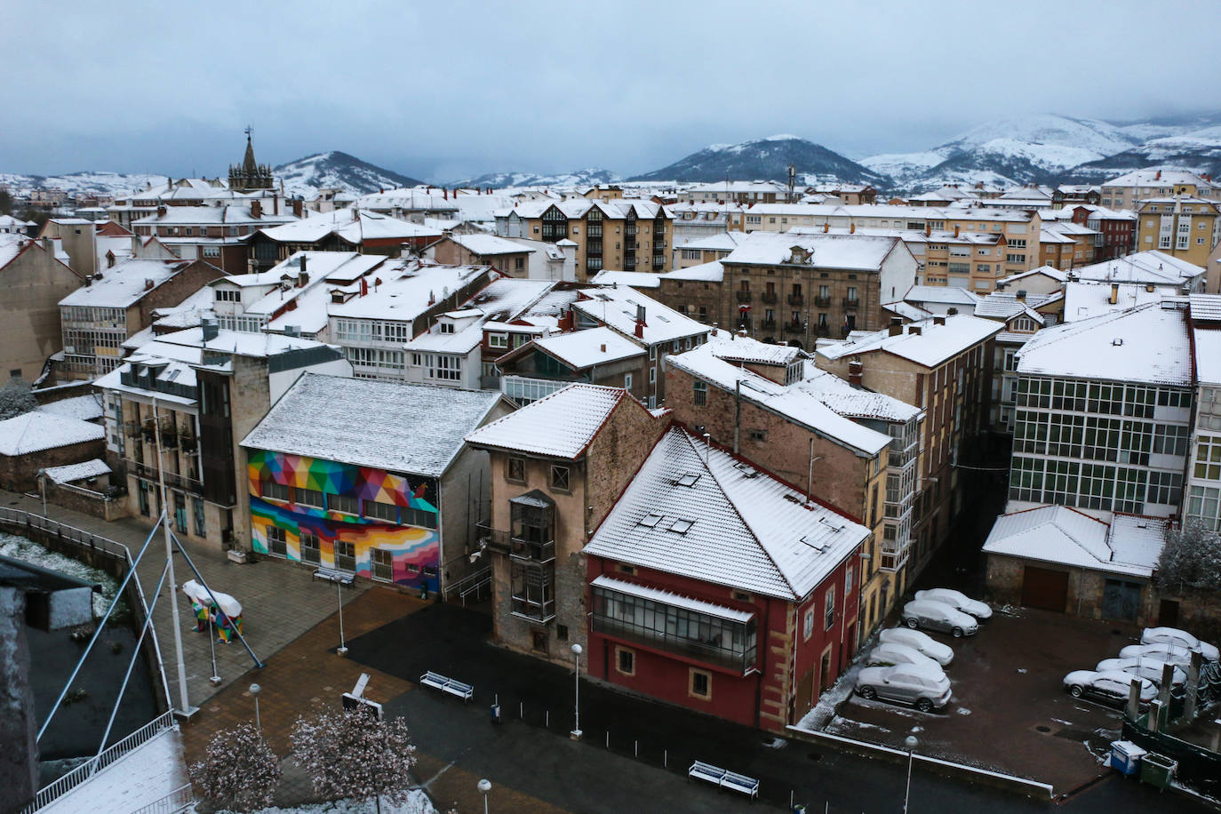 Reinosa amaneció nevando y en Liébana no se esperaban que la nevada fuera a ser tan copiosa como la registrada hoy. Hasta han visto nevar tímidamente en Torrelavega. En localidades costeras ha granizado en algunos momentos de la mañana y en toda la región está haciendo mucho frío. El mal tiempo se ha aliado con el endurecimiento de las medidas de confinamiento. Muy poca gente está saliendo a la calle este lunes. Las obras han parado y las fábricas han comenzado a preparar su completa paralización. La vida, ahora sí, continúa dentro de las casas en esta tercera semana del estado de alarma.