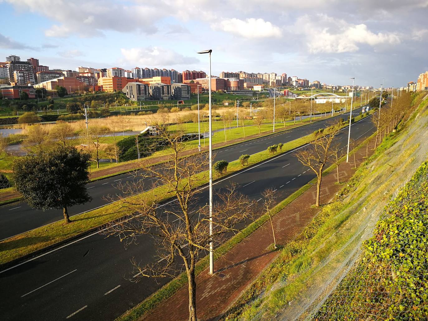 Reinosa amaneció nevando y en Liébana no se esperaban que la nevada fuera a ser tan copiosa como la registrada hoy. Hasta han visto nevar tímidamente en Torrelavega. En localidades costeras ha granizado en algunos momentos de la mañana y en toda la región está haciendo mucho frío. El mal tiempo se ha aliado con el endurecimiento de las medidas de confinamiento. Muy poca gente está saliendo a la calle este lunes. Las obras han parado y las fábricas han comenzado a preparar su completa paralización. La vida, ahora sí, continúa dentro de las casas en esta tercera semana del estado de alarma.