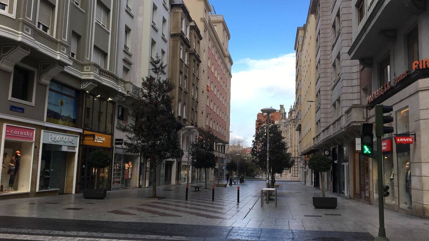 Reinosa amaneció nevando y en Liébana no se esperaban que la nevada fuera a ser tan copiosa como la registrada hoy. Hasta han visto nevar tímidamente en Torrelavega. En localidades costeras ha granizado en algunos momentos de la mañana y en toda la región está haciendo mucho frío. El mal tiempo se ha aliado con el endurecimiento de las medidas de confinamiento. Muy poca gente está saliendo a la calle este lunes. Las obras han parado y las fábricas han comenzado a preparar su completa paralización. La vida, ahora sí, continúa dentro de las casas en esta tercera semana del estado de alarma.