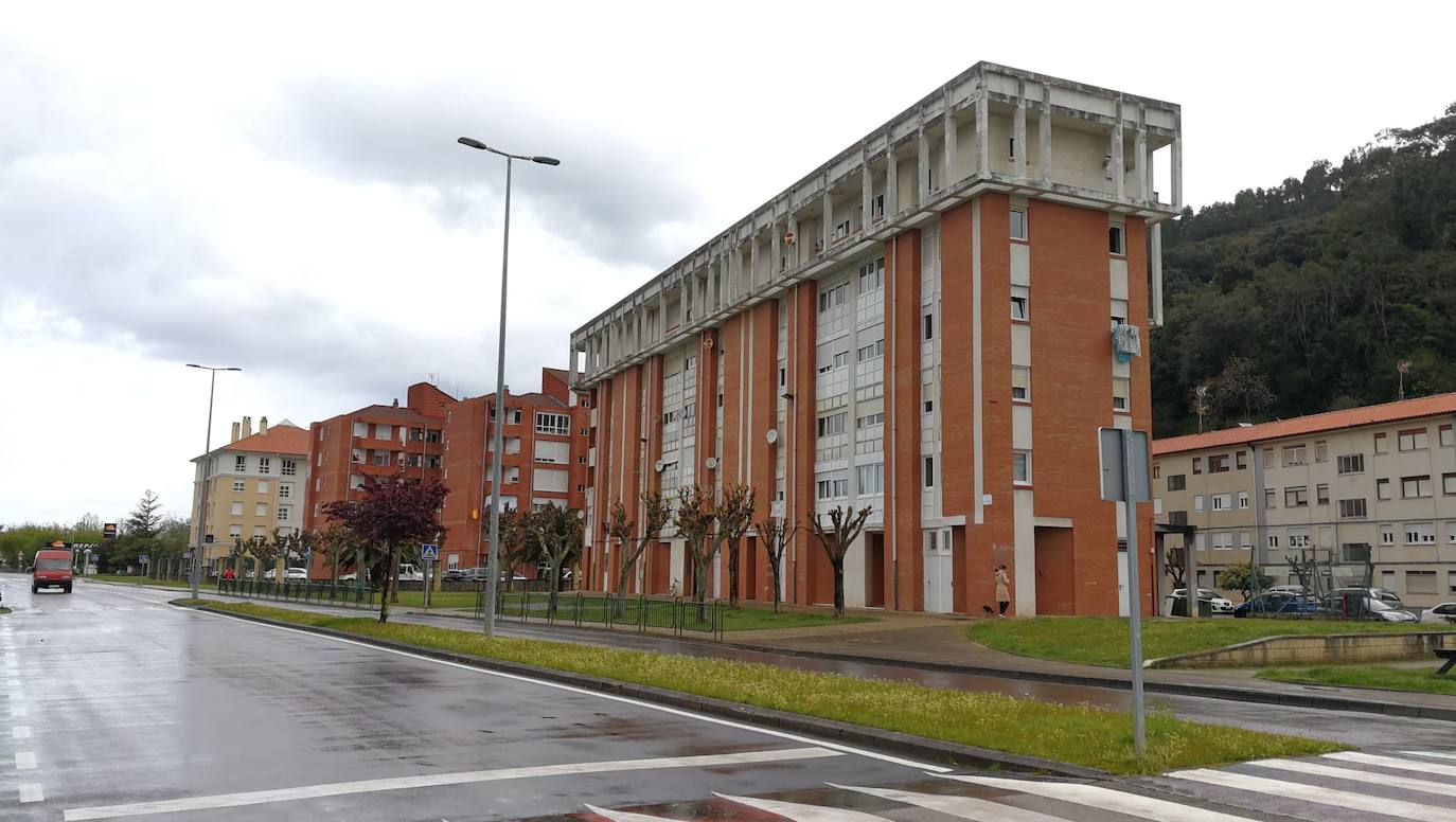 Reinosa amaneció nevando y en Liébana no se esperaban que la nevada fuera a ser tan copiosa como la registrada hoy. Hasta han visto nevar tímidamente en Torrelavega. En localidades costeras ha granizado en algunos momentos de la mañana y en toda la región está haciendo mucho frío. El mal tiempo se ha aliado con el endurecimiento de las medidas de confinamiento. Muy poca gente está saliendo a la calle este lunes. Las obras han parado y las fábricas han comenzado a preparar su completa paralización. La vida, ahora sí, continúa dentro de las casas en esta tercera semana del estado de alarma.