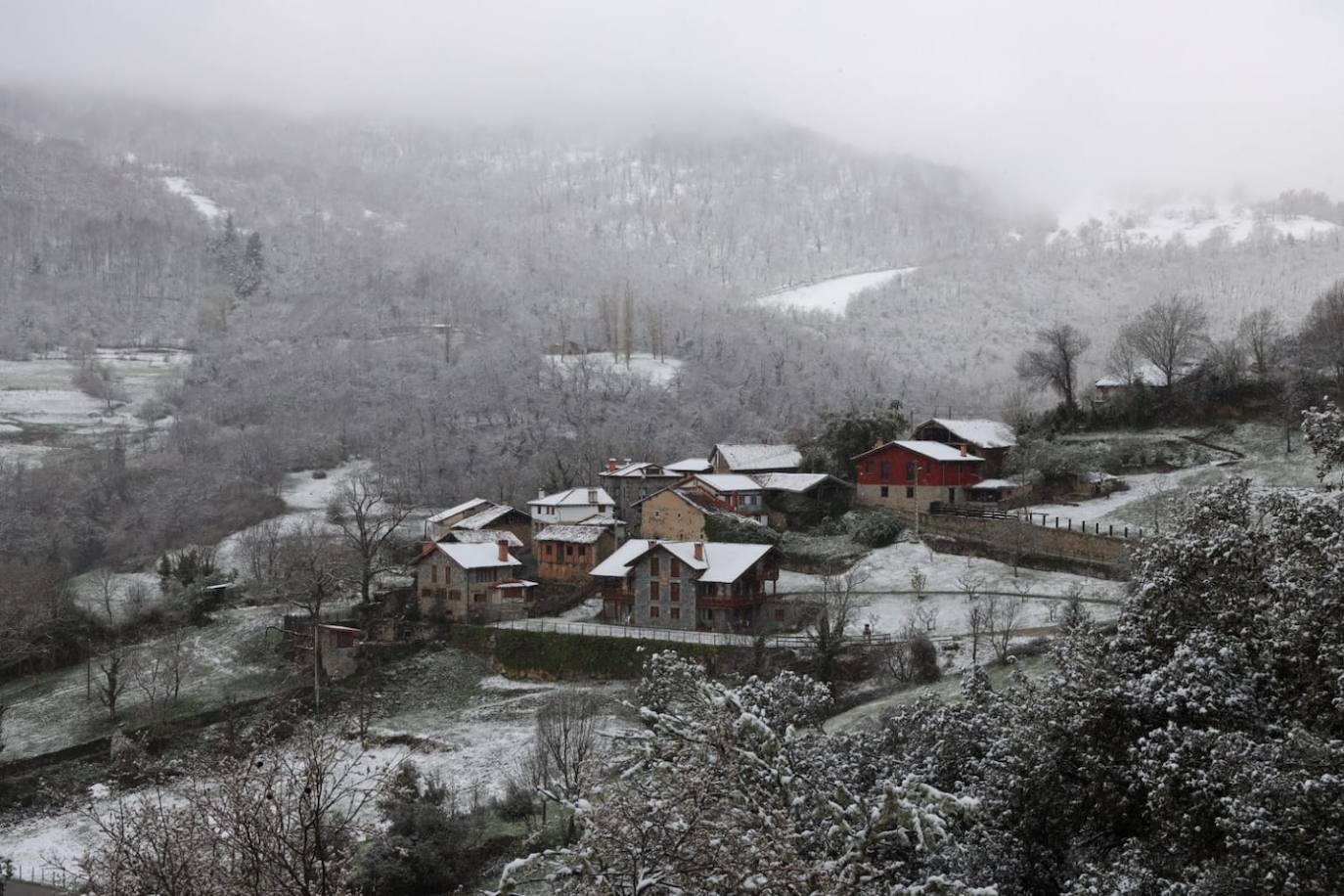 Reinosa amaneció nevando y en Liébana no se esperaban que la nevada fuera a ser tan copiosa como la registrada hoy. Hasta han visto nevar tímidamente en Torrelavega. En localidades costeras ha granizado en algunos momentos de la mañana y en toda la región está haciendo mucho frío. El mal tiempo se ha aliado con el endurecimiento de las medidas de confinamiento. Muy poca gente está saliendo a la calle este lunes. Las obras han parado y las fábricas han comenzado a preparar su completa paralización. La vida, ahora sí, continúa dentro de las casas en esta tercera semana del estado de alarma.