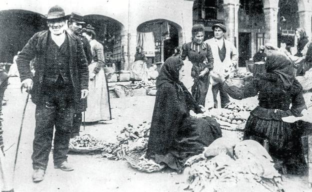 Tradicional mercado semanal en la Plaza Mayor.