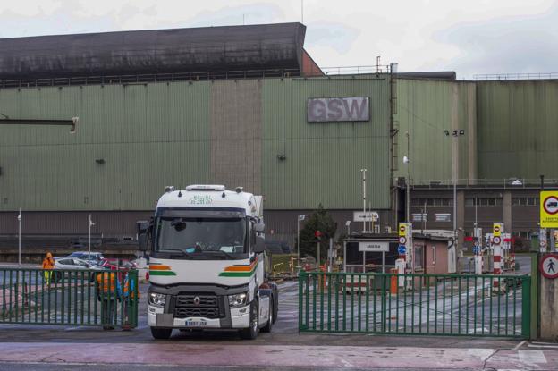 Global Steel Wire El gigante del metal situado en la periferia de Santander empezó a parar sus instalaciones de madrugada, tanto en el área de acería como en el de laminación. Un proceso efectuado de forma progresiva para llevarlo a cabo de manera segura