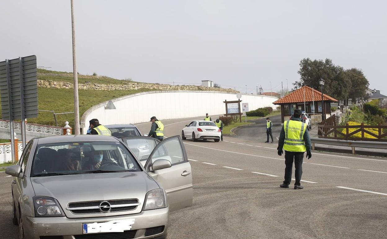 Control de la Guardia Civil en uno de los accesos a Suances, en una imagen tomada el viernes 20 de marzo.