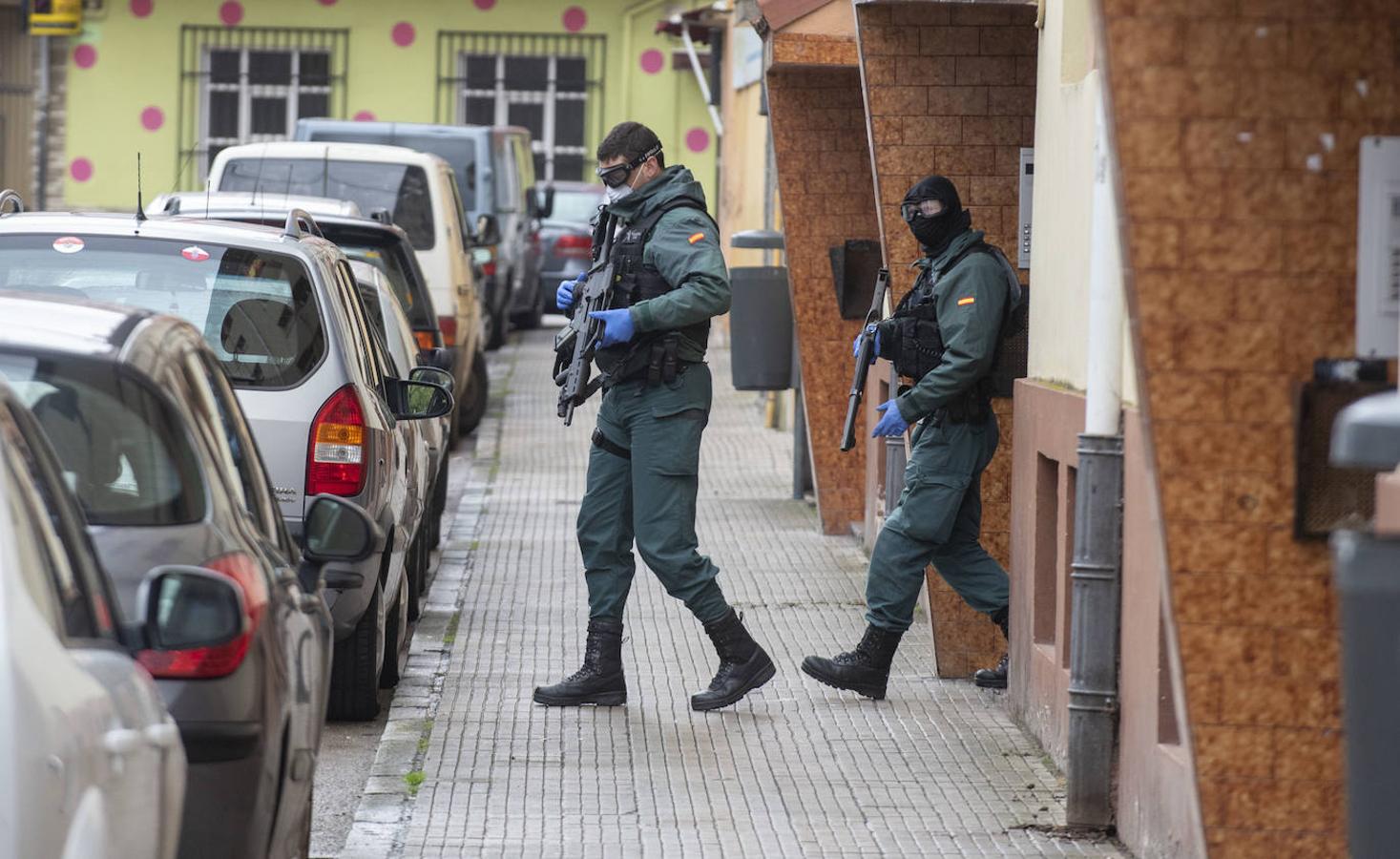 Fotos: Despliegue de la Guardia Civil en Santoña para notificar el confinamiento de las familias afectadas