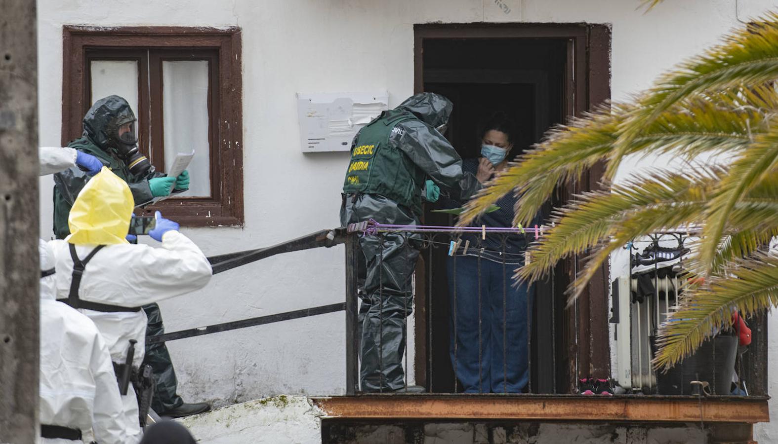 Fotos: Despliegue de la Guardia Civil en Santoña para notificar el confinamiento de las familias afectadas