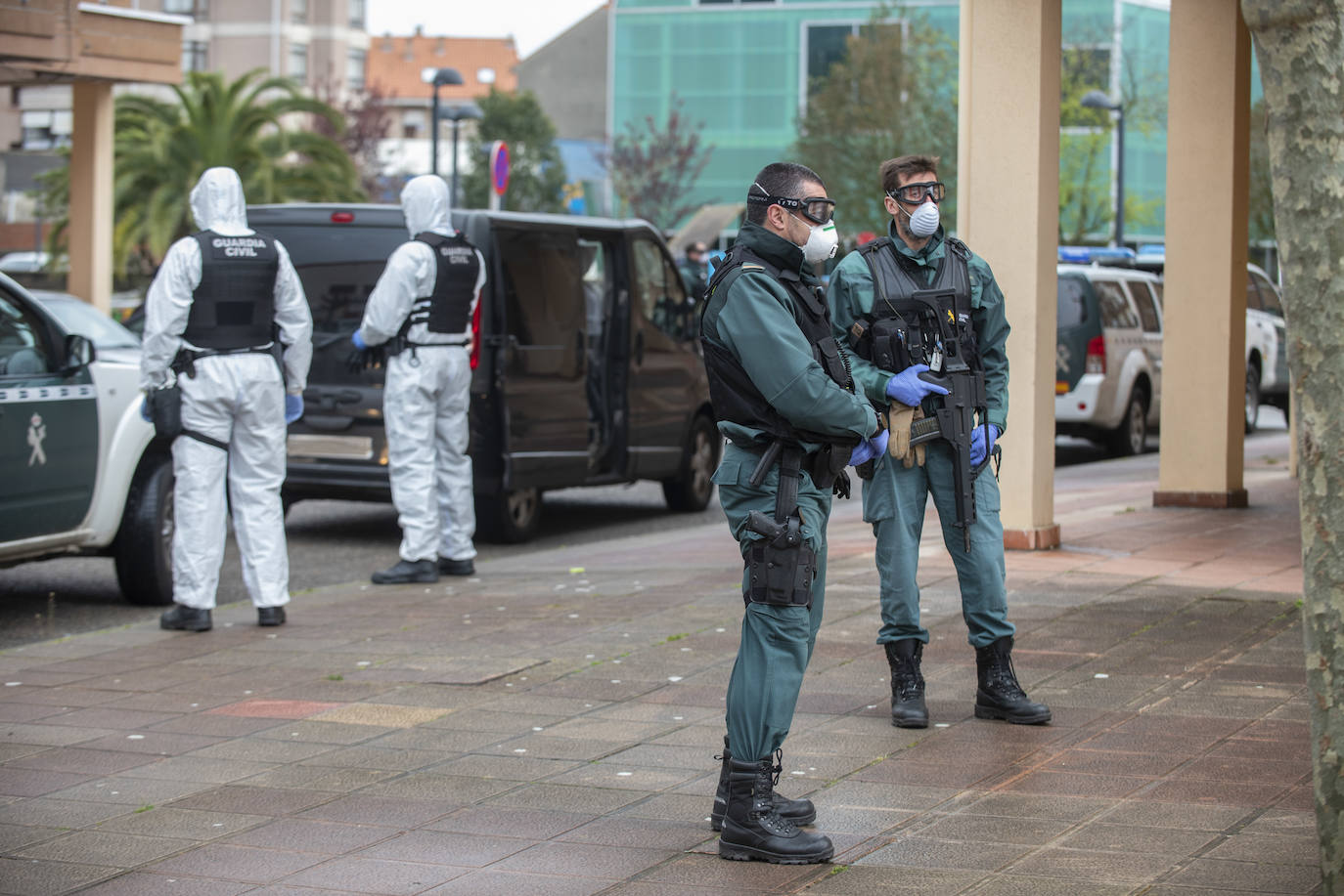 Fotos: Despliegue de la Guardia Civil en Santoña para notificar el confinamiento de las familias afectadas