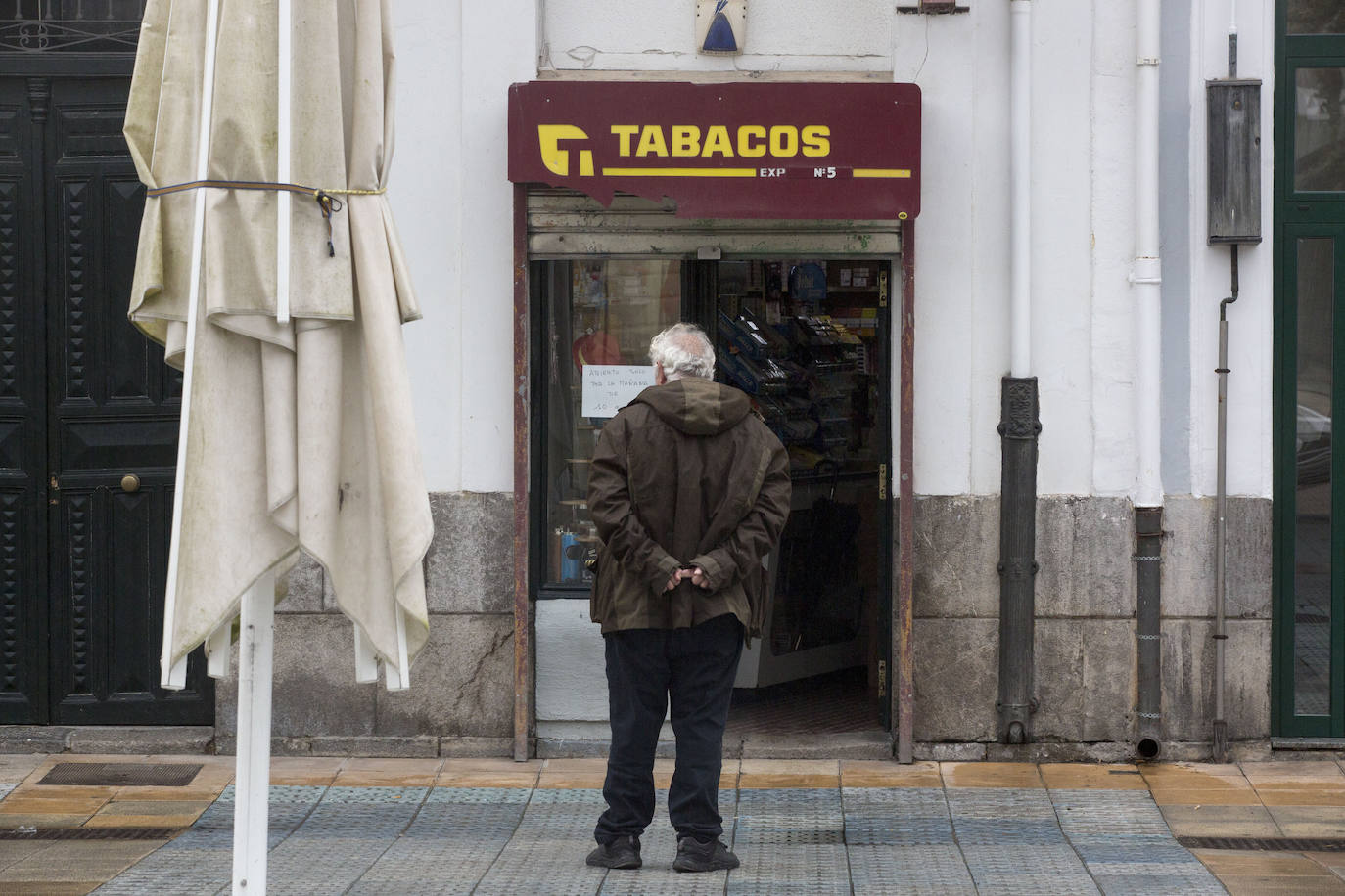 Fotos: Desfinfección del cuartel y controles en Santoña