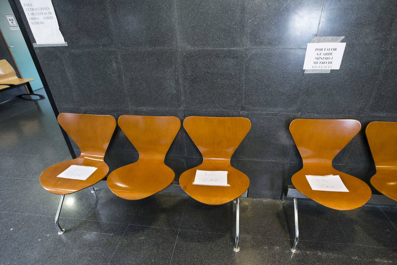 Médicos y enfermeras siguen atendiendo por teléfono, 'in situ' y desde sus casas para evitar que vayan a los hospitales los casos leves a los que hacen seguimiento 