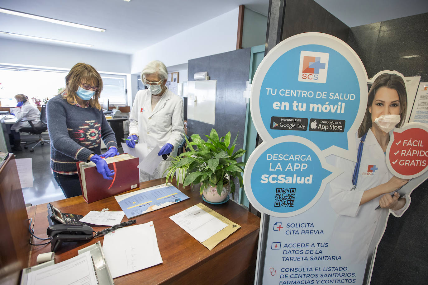 Médicos y enfermeras siguen atendiendo por teléfono, 'in situ' y desde sus casas para evitar que vayan a los hospitales los casos leves a los que hacen seguimiento 