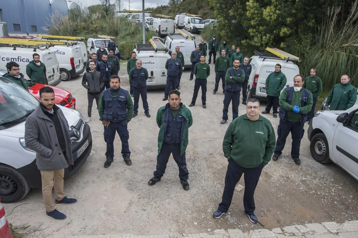 Trabajadores de Comfica, concentrados el pasado jueves ante la empresa por la situación generada. 