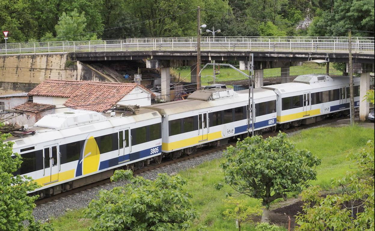 Vista de un tren de Cercanías pasando por el Puente de Golbardo.