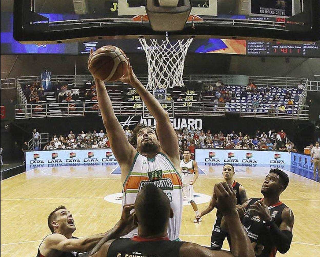 David Doblas, durante un partido con el Estudiantes en Argentina.