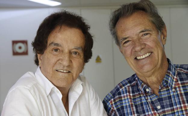 Los integrantes de la pareja musical Dúo Dinámico, Manuel de la Calva y Ramón Arcusa. 