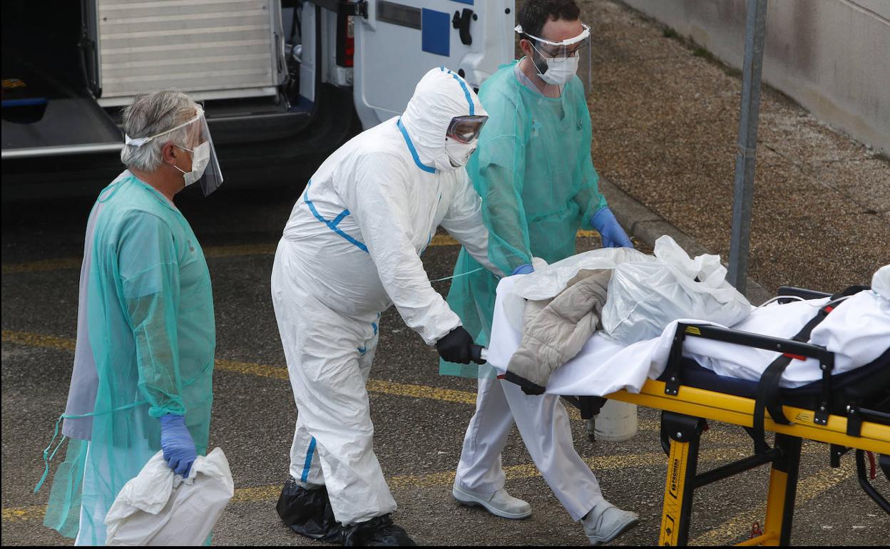 Imagen del traslado de pacientes al hospital de Liencres.