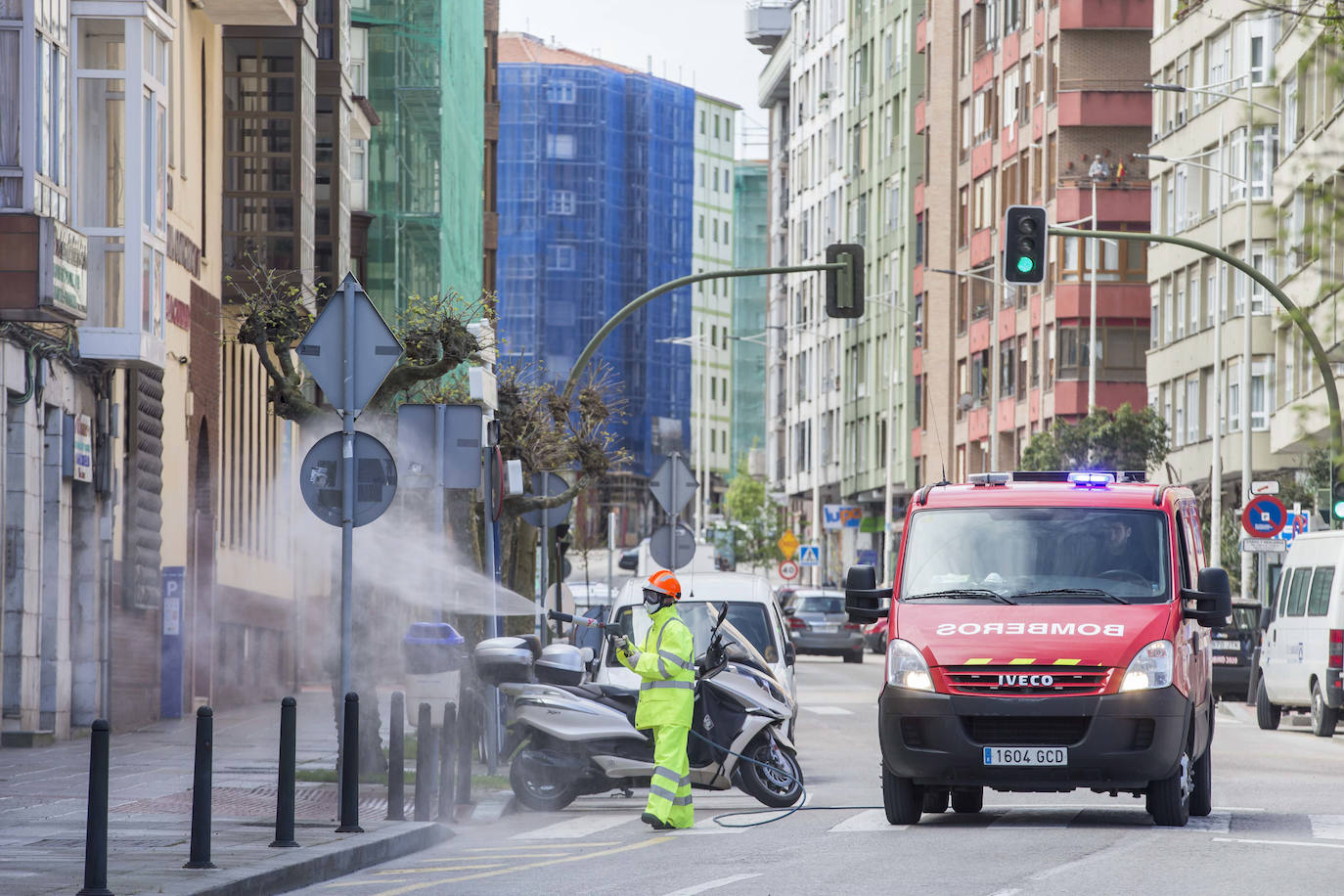 Calles vacías, apenas algún operario en obras de urgencia y controles. La rutina del estado de alarma ha pillado en silencio al mes de abril en Santander