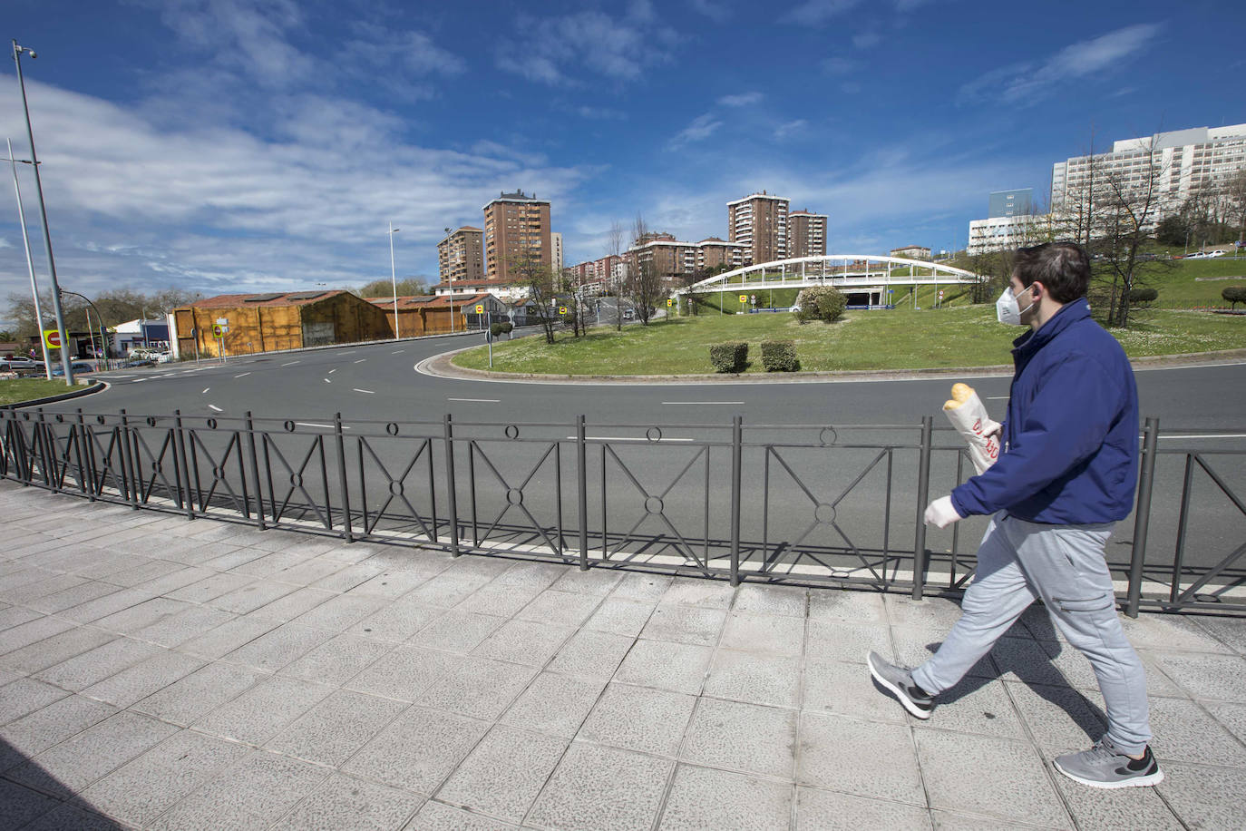 Calles vacías, apenas algún operario en obras de urgencia y controles. La rutina del estado de alarma ha pillado en silencio al mes de abril en Santander