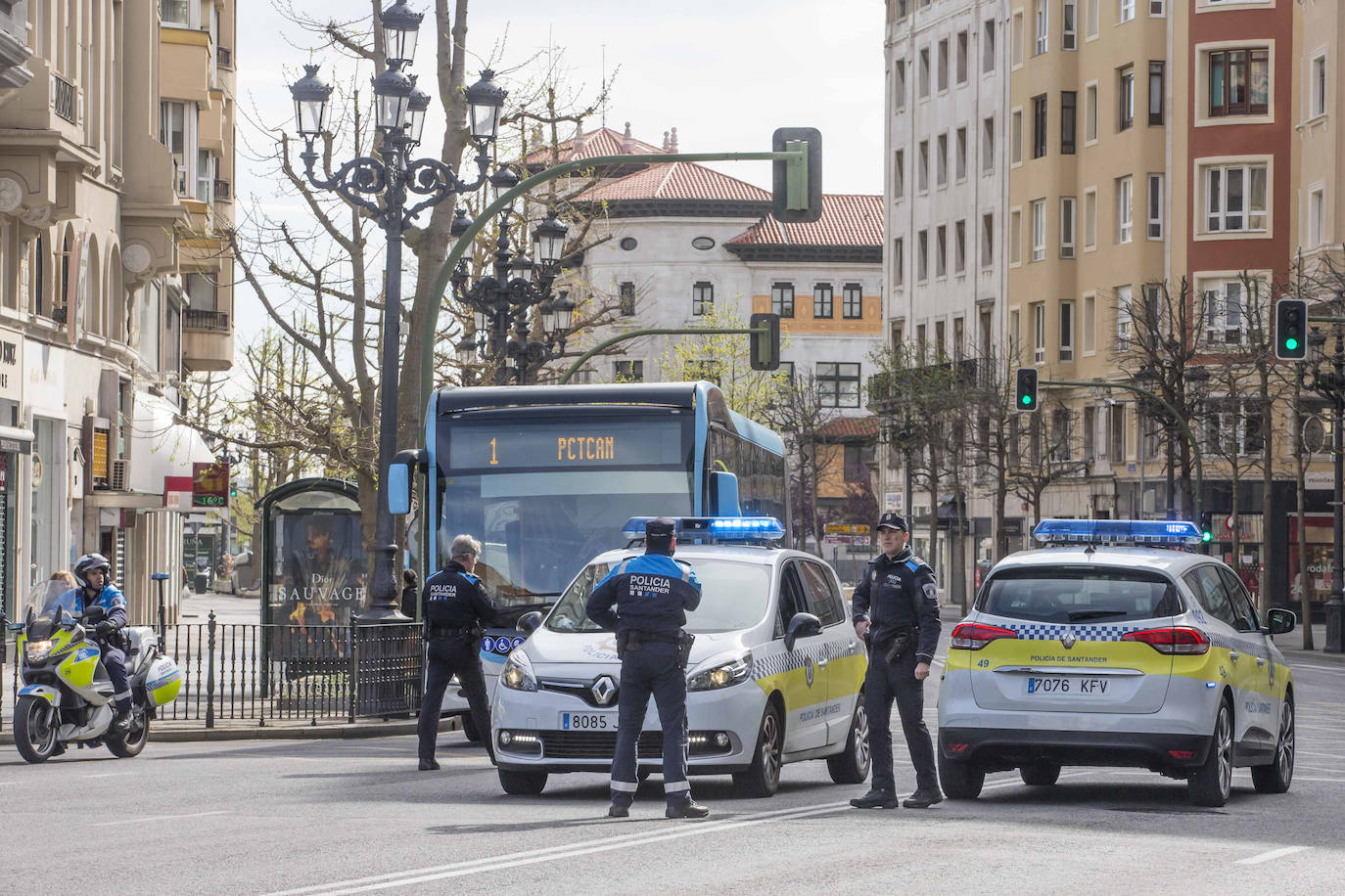 Calles vacías, apenas algún operario en obras de urgencia y controles. La rutina del estado de alarma ha pillado en silencio al mes de abril en Santander