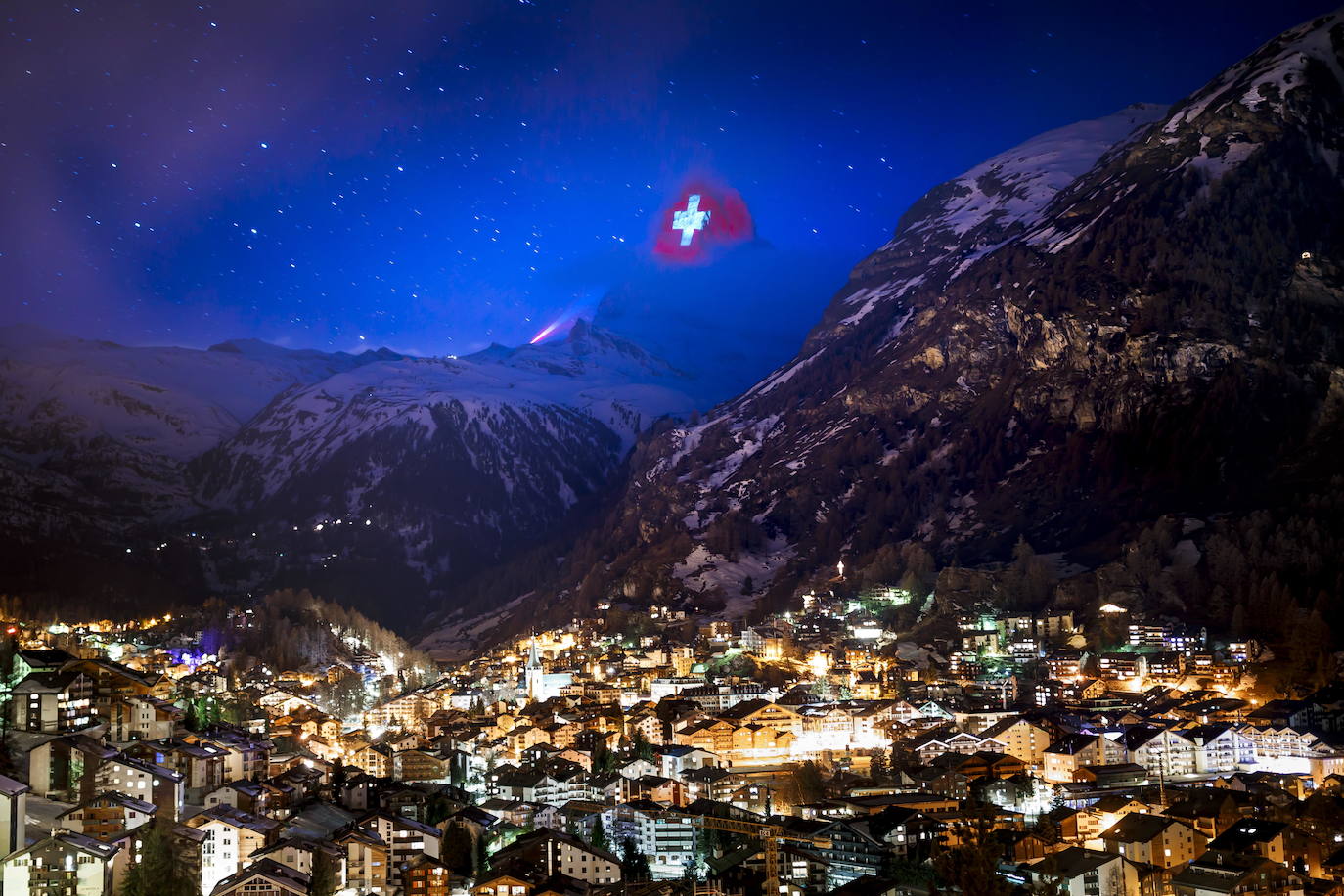 El artista suizo Gerry Hofstetter proyecta cada noche imágenes sobre una de las caras de la emblemática cumbre de la frontera italo-suiza, cuya silueta es el logo de los chocolates Toblerone