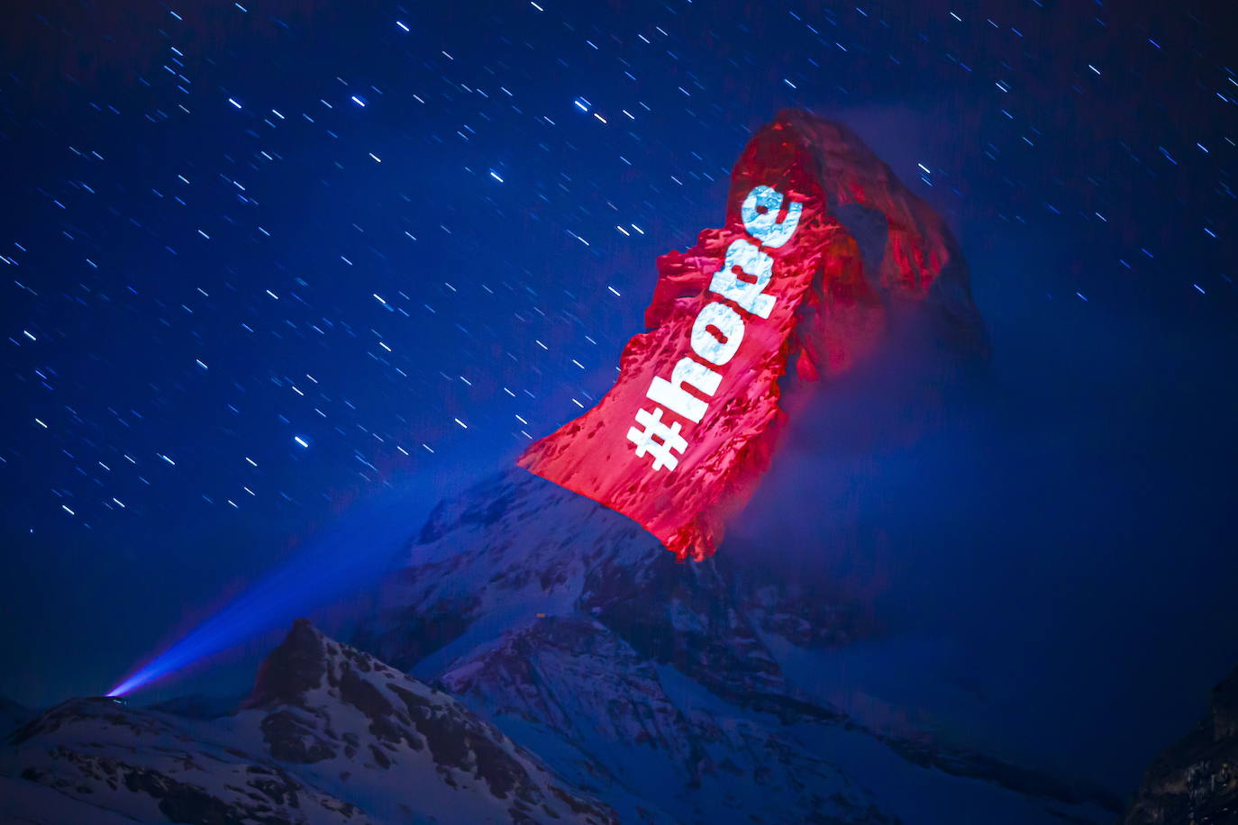 El artista suizo Gerry Hofstetter proyecta cada noche imágenes sobre una de las caras de la emblemática cumbre de la frontera italo-suiza, cuya silueta es el logo de los chocolates Toblerone