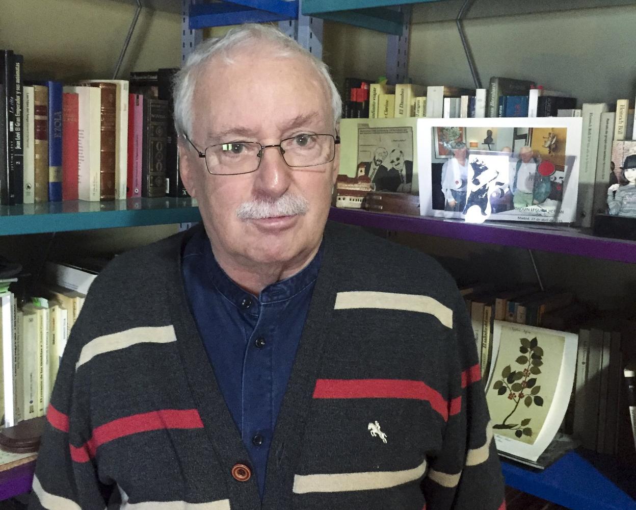 Joaquín Leguina, en su domicilio madrileño donde dice leer tanto «como cuando tenía 20 años». DM