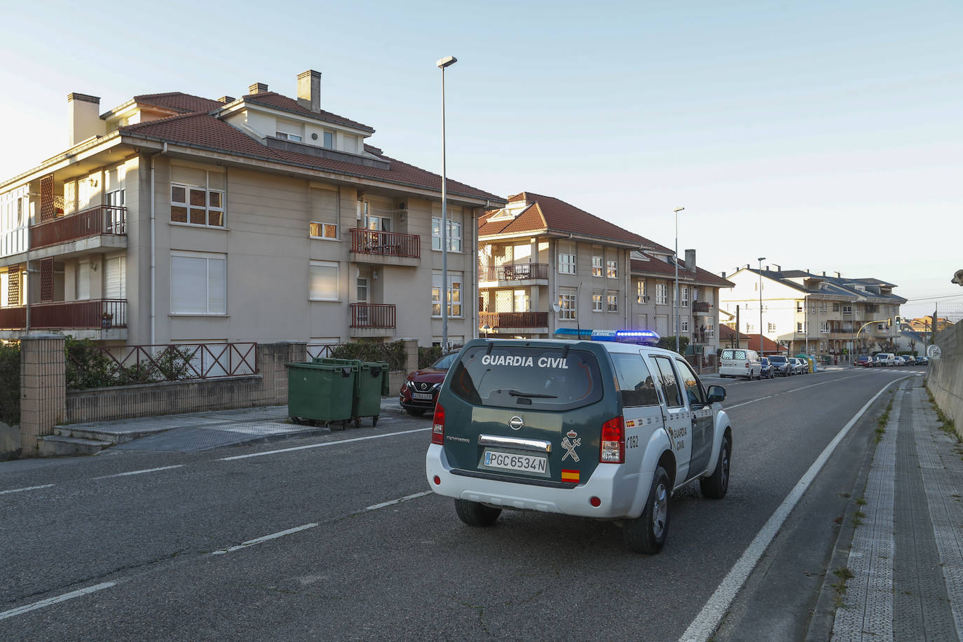 Los cántabros siguen saliendo a las ocho de la tarde para aplaudir y homenajear a sanitarios, policías, y todo aquel profesional que combate en primera línea al coronavirus 
