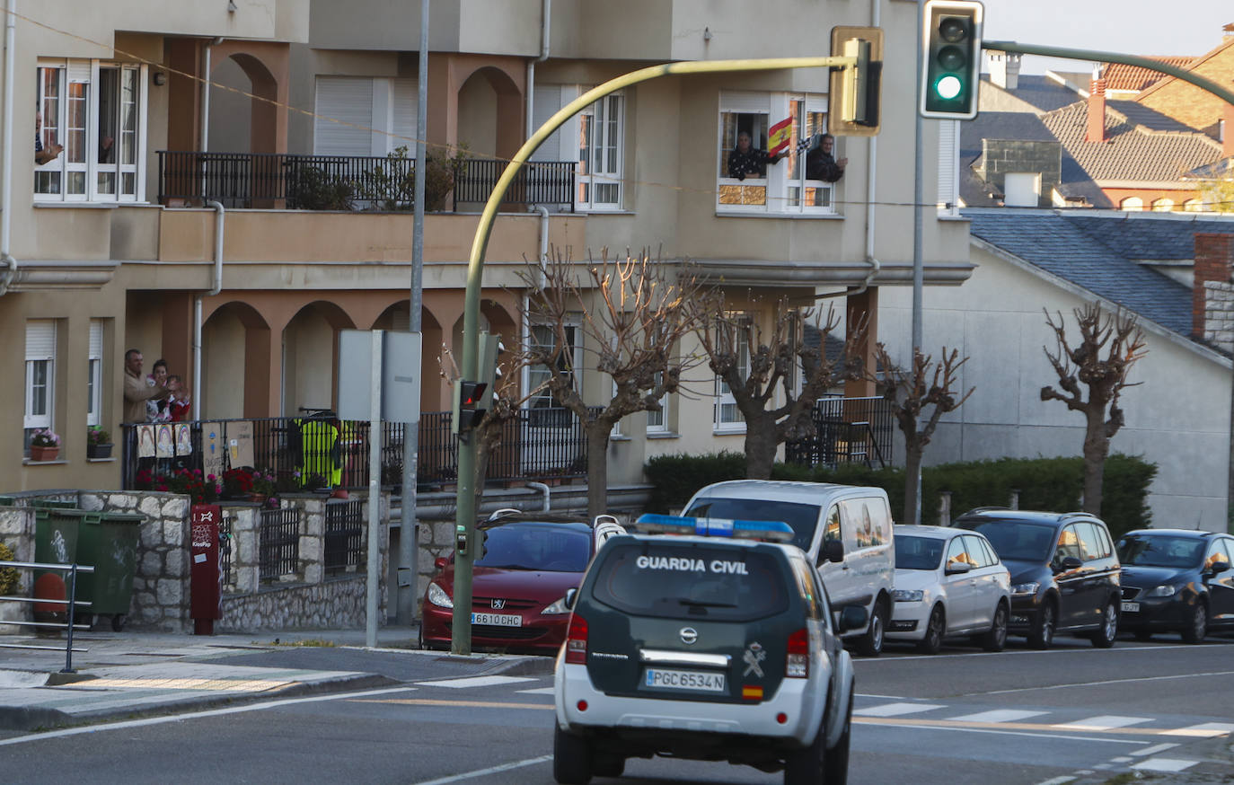 Los cántabros siguen saliendo a las ocho de la tarde para aplaudir y homenajear a sanitarios, policías, y todo aquel profesional que combate en primera línea al coronavirus 