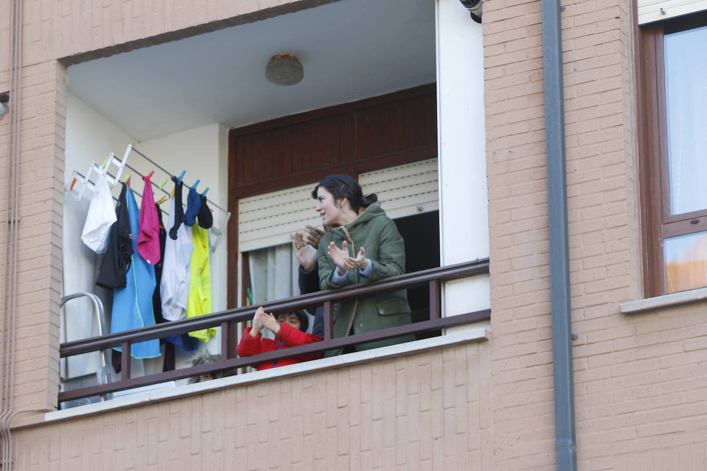 Los cántabros siguen saliendo a las ocho de la tarde para aplaudir y homenajear a sanitarios, policías, y todo aquel profesional que combate en primera línea al coronavirus 