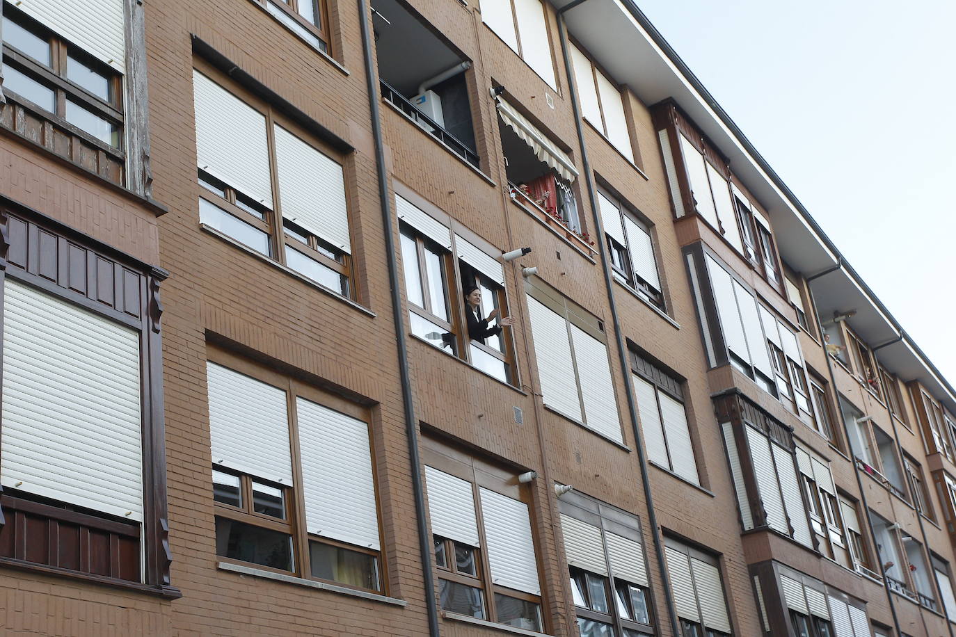 Los cántabros siguen saliendo a las ocho de la tarde para aplaudir y homenajear a sanitarios, policías, y todo aquel profesional que combate en primera línea al coronavirus 
