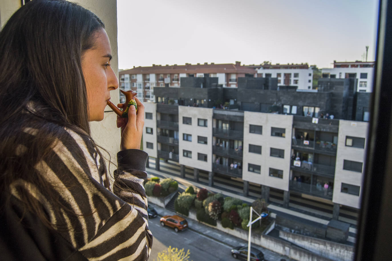 Los cántabros siguen saliendo a las ocho de la tarde para aplaudir y homenajear a sanitarios, policías, y todo aquel profesional que combate en primera línea al coronavirus 