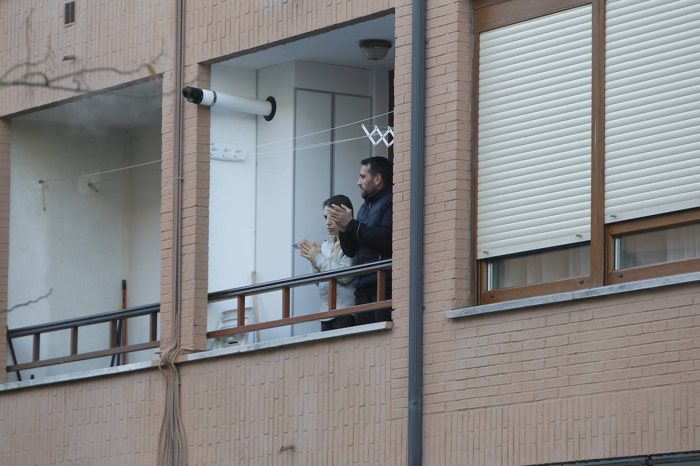 Los cántabros siguen saliendo a las ocho de la tarde para aplaudir y homenajear a sanitarios, policías, y todo aquel profesional que combate en primera línea al coronavirus 