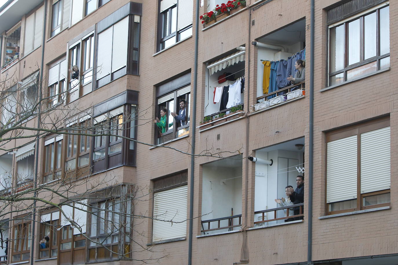 Los cántabros siguen saliendo a las ocho de la tarde para aplaudir y homenajear a sanitarios, policías, y todo aquel profesional que combate en primera línea al coronavirus 