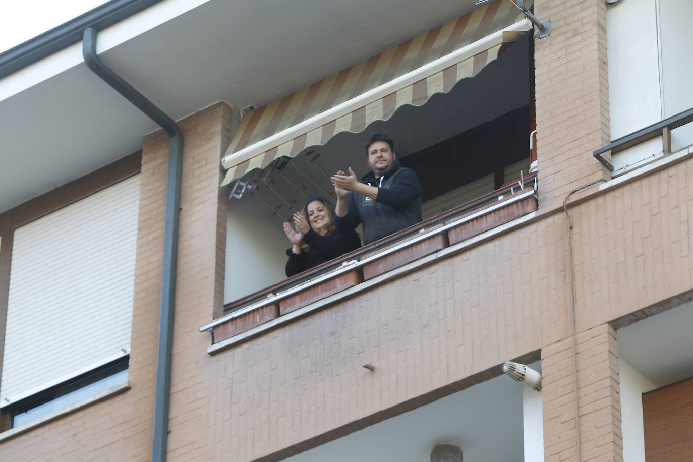 Los cántabros siguen saliendo a las ocho de la tarde para aplaudir y homenajear a sanitarios, policías, y todo aquel profesional que combate en primera línea al coronavirus 