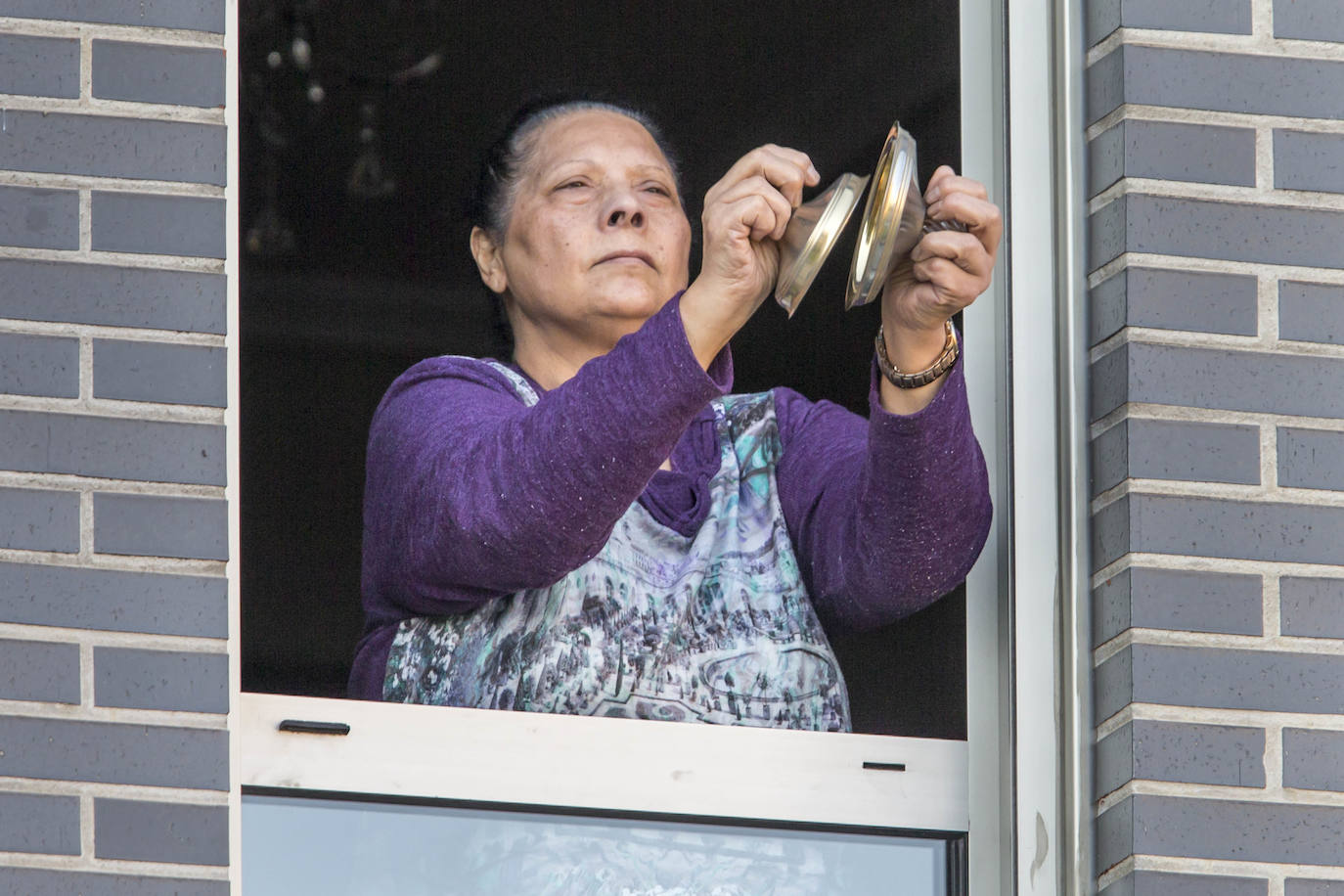 Los cántabros siguen saliendo a las ocho de la tarde para aplaudir y homenajear a sanitarios, policías, y todo aquel profesional que combate en primera línea al coronavirus . Esta noche mostramos con salieron a la ventana en Nueva Montaña, Cabezón y Torrelavega
