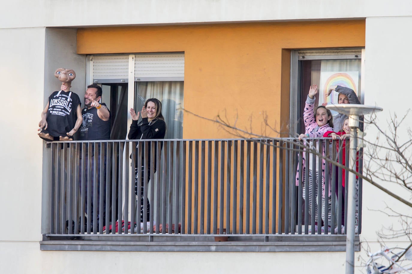 Los cántabros siguen saliendo a las ocho de la tarde para aplaudir y homenajear a sanitarios, policías, y todo aquel profesional que combate en primera línea al coronavirus . Esta noche mostramos con salieron a la ventana en Nueva Montaña, Cabezón y Torrelavega