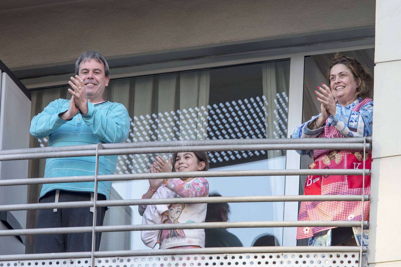 Los cántabros siguen saliendo a las ocho de la tarde para aplaudir y homenajear a sanitarios, policías, y todo aquel profesional que combate en primera línea al coronavirus . Esta noche mostramos con salieron a la ventana en Nueva Montaña, Cabezón y Torrelavega