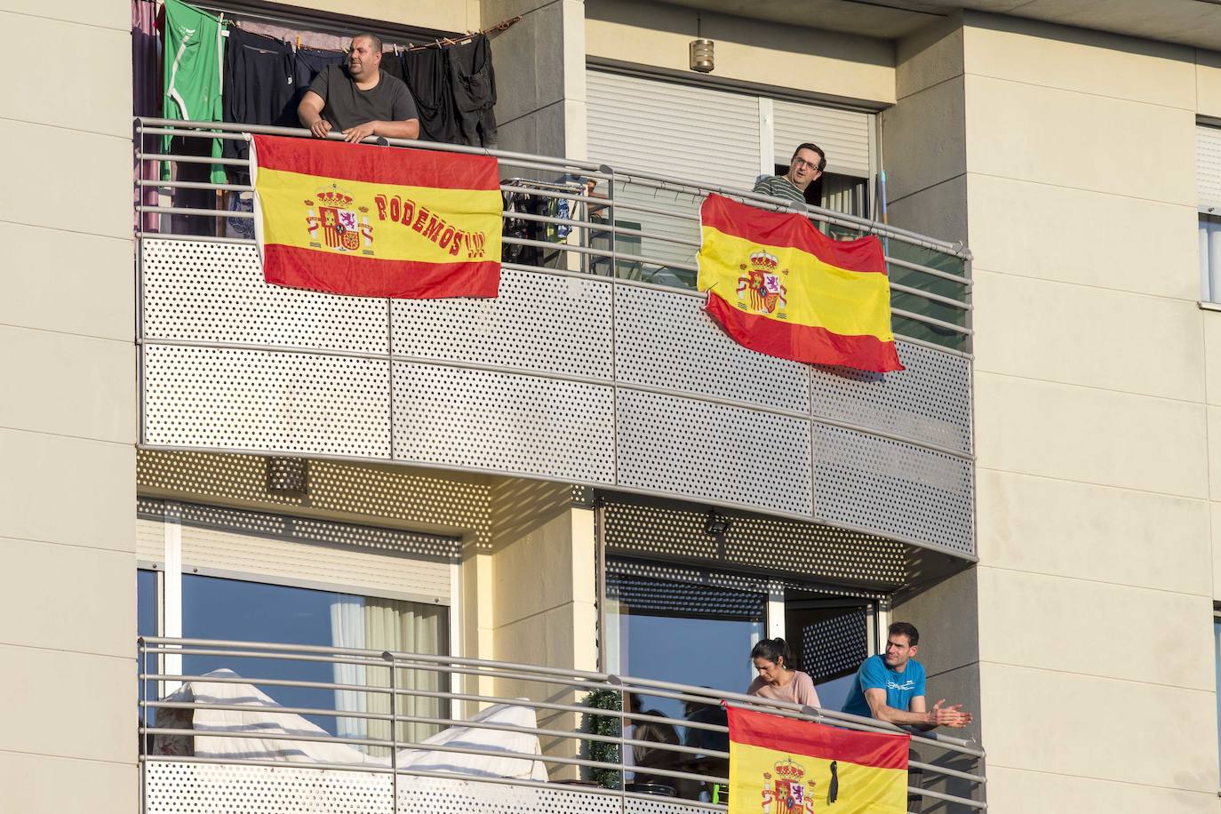 Los cántabros siguen saliendo a las ocho de la tarde para aplaudir y homenajear a sanitarios, policías, y todo aquel profesional que combate en primera línea al coronavirus . Esta noche mostramos con salieron a la ventana en Nueva Montaña, Cabezón y Torrelavega