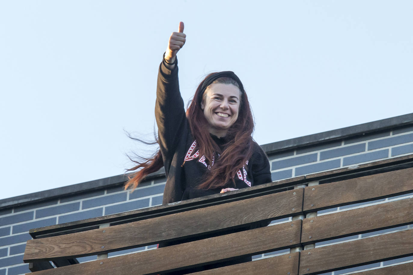 Los cántabros siguen saliendo a las ocho de la tarde para aplaudir y homenajear a sanitarios, policías, y todo aquel profesional que combate en primera línea al coronavirus . Esta noche mostramos con salieron a la ventana en Nueva Montaña, Cabezón y Torrelavega
