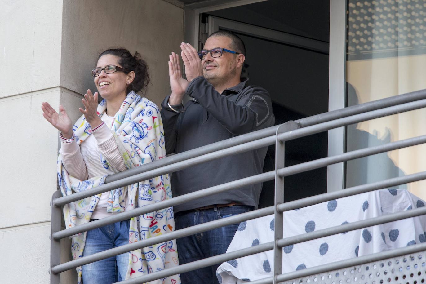 Los cántabros siguen saliendo a las ocho de la tarde para aplaudir y homenajear a sanitarios, policías, y todo aquel profesional que combate en primera línea al coronavirus . Esta noche mostramos con salieron a la ventana en Nueva Montaña, Cabezón y Torrelavega