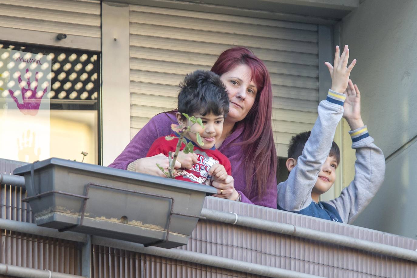 Los cántabros siguen saliendo a las ocho de la tarde para aplaudir y homenajear a sanitarios, policías, y todo aquel profesional que combate en primera línea al coronavirus . Esta noche mostramos con salieron a la ventana en Nueva Montaña, Cabezón y Torrelavega