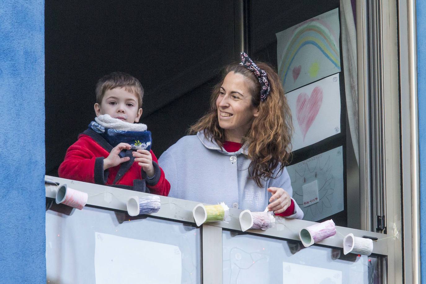 Los cántabros siguen saliendo a las ocho de la tarde para aplaudir y homenajear a sanitarios, policías, y todo aquel profesional que combate en primera línea al coronavirus . Esta noche mostramos con salieron a la ventana en Nueva Montaña, Cabezón y Torrelavega