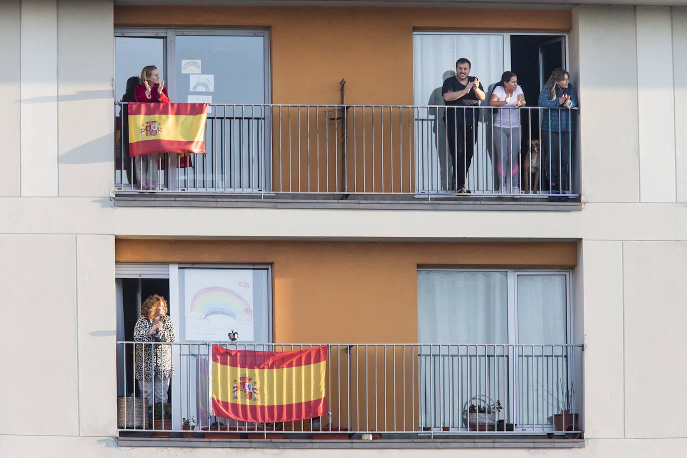 Los cántabros siguen saliendo a las ocho de la tarde para aplaudir y homenajear a sanitarios, policías, y todo aquel profesional que combate en primera línea al coronavirus . Esta noche mostramos con salieron a la ventana en Nueva Montaña, Cabezón y Torrelavega