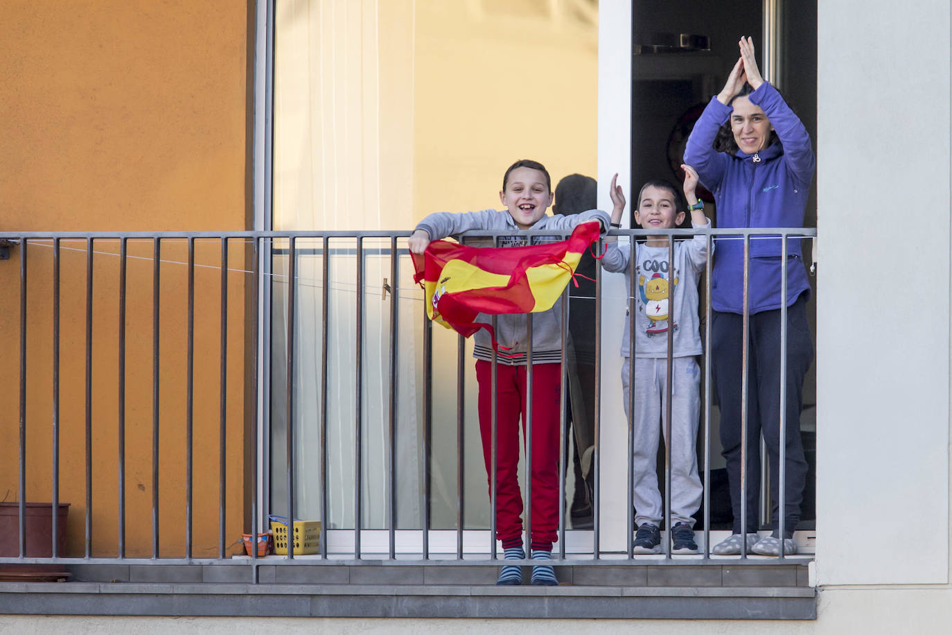 Los cántabros siguen saliendo a las ocho de la tarde para aplaudir y homenajear a sanitarios, policías, y todo aquel profesional que combate en primera línea al coronavirus . Esta noche mostramos con salieron a la ventana en Nueva Montaña, Cabezón y Torrelavega