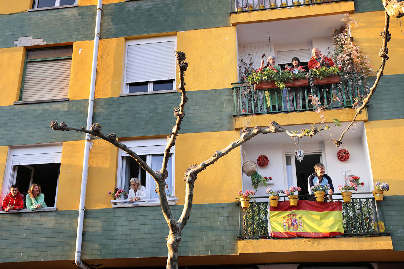Los cántabros siguen saliendo a las ocho de la tarde para aplaudir y homenajear a sanitarios, policías, y todo aquel profesional que combate en primera línea al coronavirus 