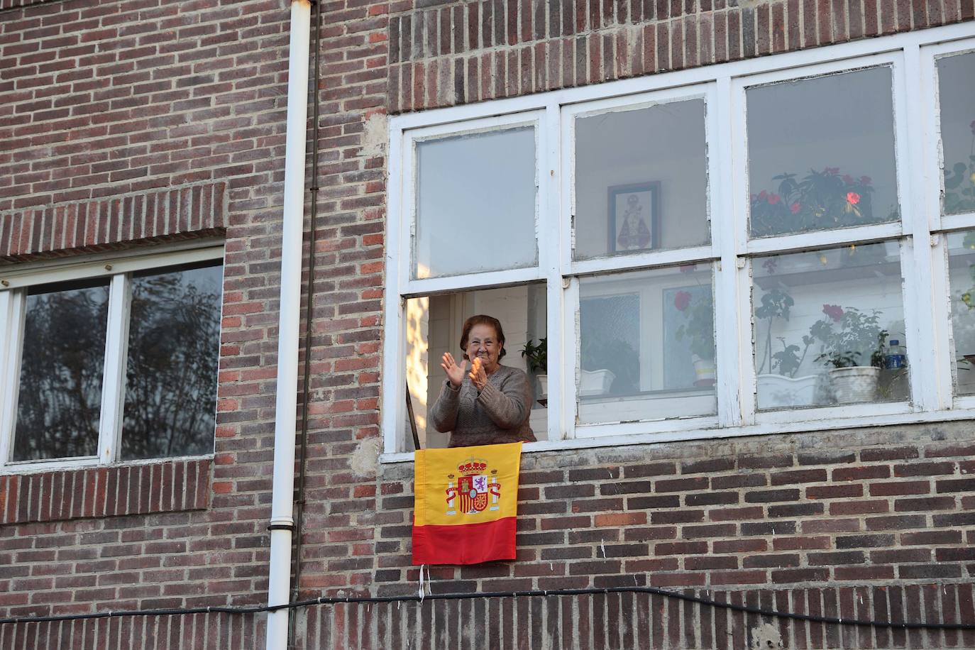 Los cántabros siguen saliendo a las ocho de la tarde para aplaudir y homenajear a sanitarios, policías, y todo aquel profesional que combate en primera línea al coronavirus 