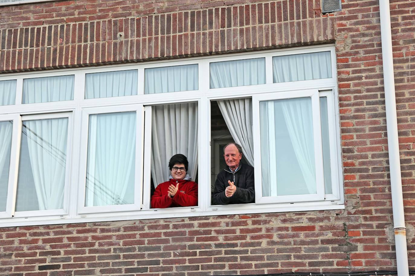 Los cántabros siguen saliendo a las ocho de la tarde para aplaudir y homenajear a sanitarios, policías, y todo aquel profesional que combate en primera línea al coronavirus 