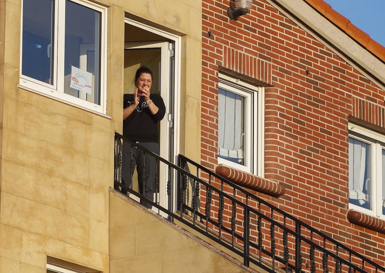 Los cántabros siguen saliendo a las ocho de la tarde para aplaudir y homenajear a sanitarios, policías, y todo aquel profesional que combate en primera línea al coronavirus 