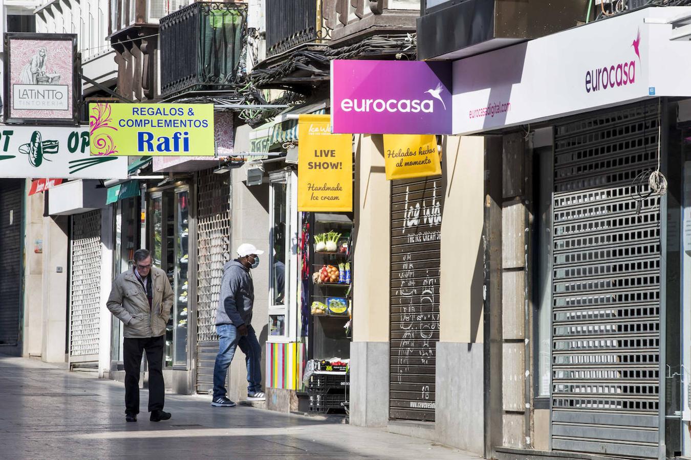 Un nuevo día en estado de alarma nos deja unas calles de Santander sin apenas tráfico y con cierta actividad para ir a hacer la compra o pasear al perro.