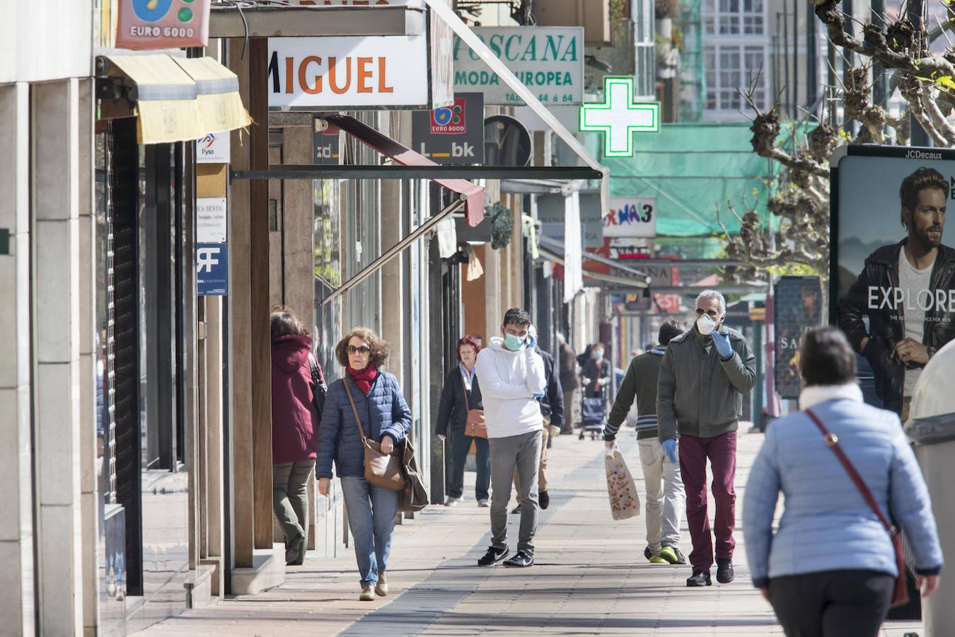 Un nuevo día en estado de alarma nos deja unas calles de Santander sin apenas tráfico y con cierta actividad para ir a hacer la compra o pasear al perro.